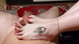 Footjob Solesjob in Red Toes Tattoo Feet, on the Sofa , Cum on Feet????????